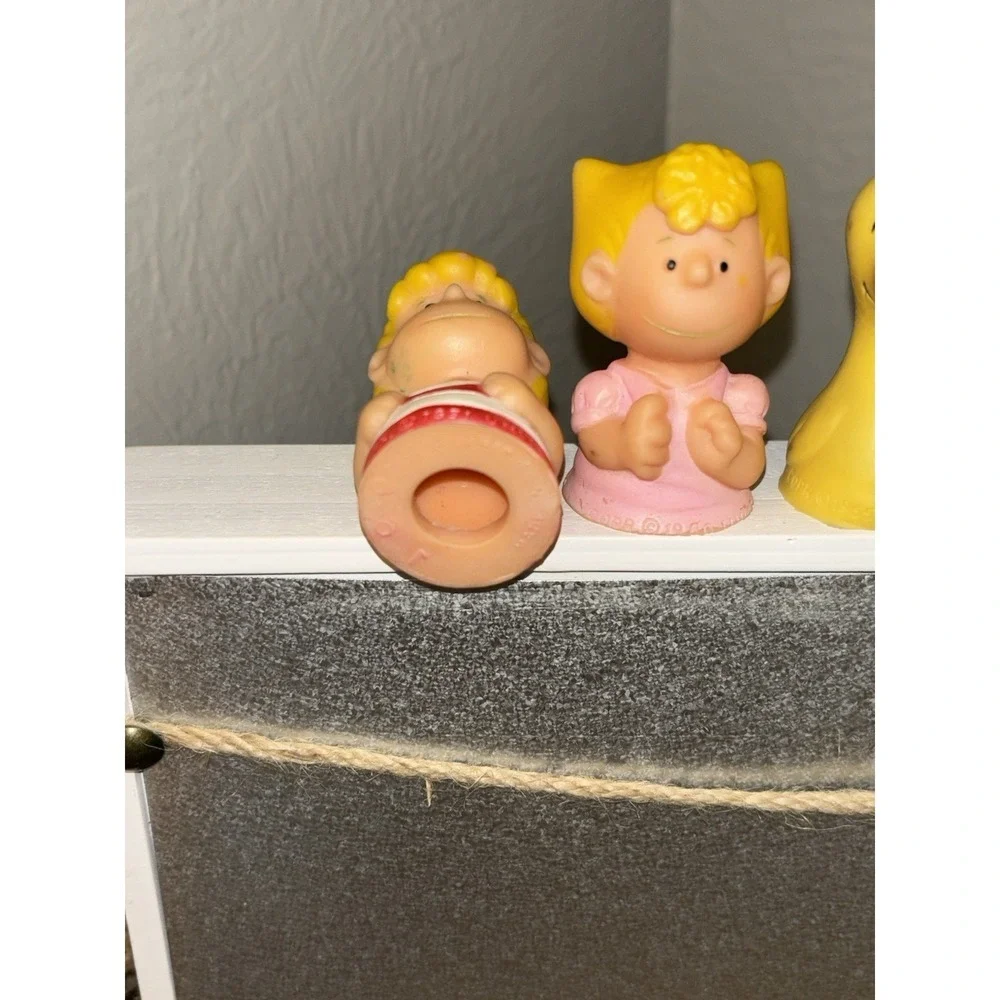 5 VTG Peanuts Charlie Brown Snoopy Lucy Linus 2.25